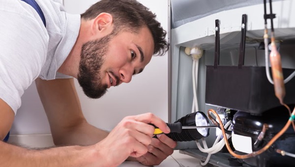 reparatie van een kapotte koelkast